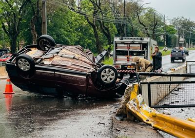 Acidente aconteceu na manh&atilde; desta sexta-feira, em Foz; motorista sofreu ferimentos moderados e foi levado ao hospital.