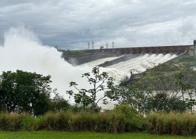 Abertura da calha central faz parte da opera&ccedil;&atilde;o da usina e, segundo a Itaipu, n&atilde;o significa aumento expressivo da &aacute;gua liberada no Rio Paran&aacute;.
