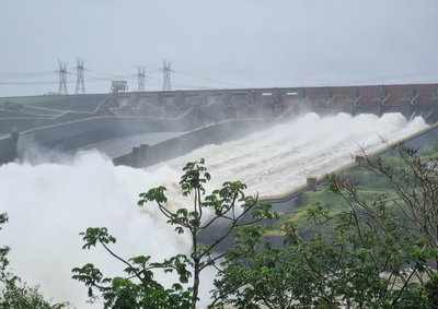 Medida permite armazenar temporariamente mais &aacute;gua na barragem e reduzir os impactos da cheia sobre comunidades pr&oacute;ximas ao rio Paran&aacute;.
