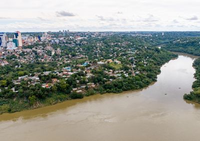 Usina ajusta a libera&ccedil;&atilde;o de &aacute;gua para evitar que as cheias dos rios Paran&aacute; e Igua&ccedil;u coincidam e provoquem novos alagamentos.