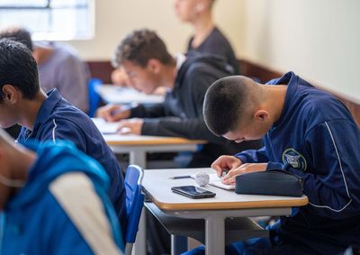 Estudante do 3&ordm; ano do Ensino M&eacute;dio foi afastado por suposta indisciplina; Defensoria aponta falta de adapta&ccedil;&otilde;es para atender &agrave;s necessidades do jovem.