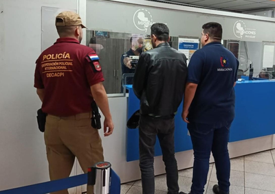 Homem de 43 anos tinha mandado de pris&atilde;o preventiva por suspeita de inj&uacute;ria racial e foi entregue &agrave; Pol&iacute;cia Federal em Foz do Igua&ccedil;u.