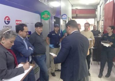 Comerciante afirma que preju&iacute;zo inclui US$ 21 mil em aparelhos, US$ 9,8 mil e 16 milh&otilde;es de guaranis em esp&eacute;cie; pol&iacute;cia investiga o que aconteceu.