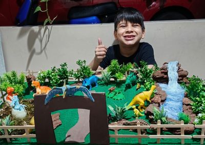 Apaixonado por dinossauros, Th&eacute;o construiu uma maquete para a escola, emocionou a equipe do parque e ganhou uma visita especial com a fam&iacute;lia.