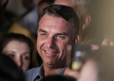 Senador atravessou a Ponte Tancredo Neves com a fam&iacute;lia &agrave;s 22h50 de ter&ccedil;a-feira (27) e embarcou em voo particular para o Equador.
