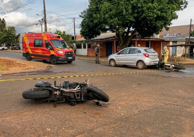 Lincon Diego Nascimento bateu na lateral do ve&iacute;culo e morreu ainda no local; outro motociclista foi socorrido.