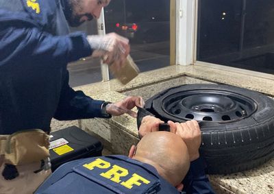 Durante abordagem em Santa Terezinha de Itaipu, condutor ficou nervoso e revelou aos policiais que transportava maconha escondida no ve&iacute;culo.