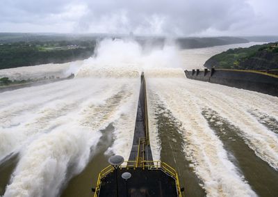 Itaipu prev&ecirc; nova eleva&ccedil;&atilde;o ap&oacute;s chuvas intensas nas bacias dos rios Paran&aacute; e Igua&ccedil;u. No Paraguai, cerca de 170 fam&iacute;lias j&aacute; deixaram &aacute;reas de risco.