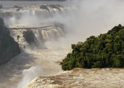 Volume de &aacute;gua est&aacute; quase seis vezes acima da m&eacute;dia. Trilha das Cataratas e mirantes seguem abertos normalmente neste domingo (11).