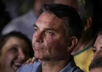 Aliados teriam recebido informa&ccedil;&atilde;o de que senador deixou o Brasil pela fronteira de Foz do Igua&ccedil;u. Autoridades argentinas n&atilde;o confirmam entrada no pa&iacute;s.