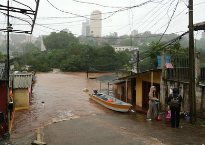 Rio chegou a 116,13 metros na Ponte da Amizade nesta segunda-feira (12). Cheia j&aacute; alcan&ccedil;a o Porto de Areia, mas previs&atilde;o n&atilde;o indica avan&ccedil;o at&eacute; as casas.