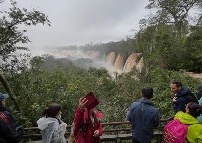 Visita&ccedil;&atilde;o havia sido suspensa na segunda-feira (12) por seguran&ccedil;a. A Garganta do Diabo permanece interditada.