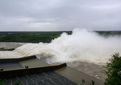 Previs&atilde;o da Itaipu indica queda no n&iacute;vel do rio ap&oacute;s redu&ccedil;&atilde;o da vaz&atilde;o das &aacute;guas; mesmo com novas chuvas, n&atilde;o h&aacute; expectativa de cheia.