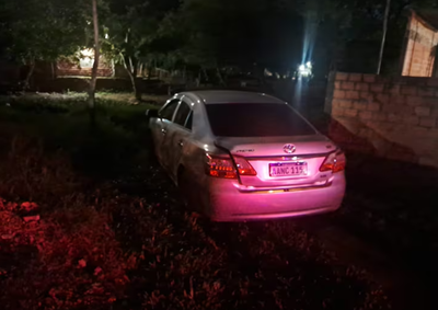 Criminosos levaram uma caixa de copos durante o carregamento de caminh&otilde;es. Pol&iacute;cia encontrou uma espingarda perto do carro usado na fuga.