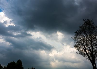 Aviso indica grande perigo para o Oeste do Paran&aacute;, com possibilidade de chuva forte, vento, granizo e alagamentos.
