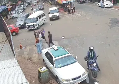 Homem armado tentou roubar uma corrente de ouro no centro comercial. Ele deixou a pistola para tr&aacute;s ap&oacute;s entrar em luta corporal com as v&iacute;timas.