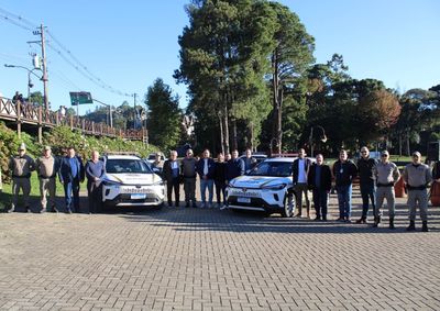 Duas viaturas zero km, semi-blindadas, foram adquiridas com emendas dos deputados Ubiratan Sanderson e Marcel van Hattem.