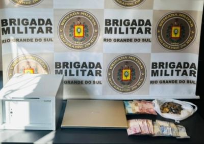 Com eles, foram apreendidos objetos e valores em dinheiro vinculados ao crime.