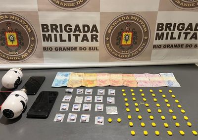 Ao todo foram apreendidos 50 comprimidos de ecstasy e 19 por&ccedil;&otilde;es de coca&iacute;na, prontas para a venda. 