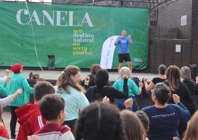 A programa&ccedil;&atilde;o contou com alongamento coletivo, circuitos recreativos, orienta&ccedil;&otilde;es nutricionais, dan&ccedil;a e m&uacute;sica.