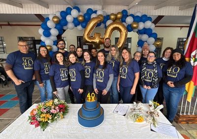 Evento homenageou pessoas que marcaram a trajet&oacute;ria da escola, que atende cerca de 270 alunos.