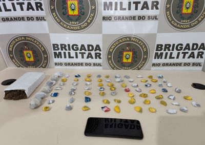 O indiv&iacute;duo era procurado da justi&ccedil;a com mandado de pris&atilde;o expedido pela comarca de Caxias do Sul, pelo crime de tr&aacute;fico de drogas.