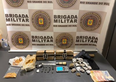 Durante a a&ccedil;&atilde;o policial, foram apreendidas grande quantidade de crack, tamb&eacute;m coca&iacute;na e maconha, al&eacute;m de materiais relacionados &agrave; atividade criminosa.