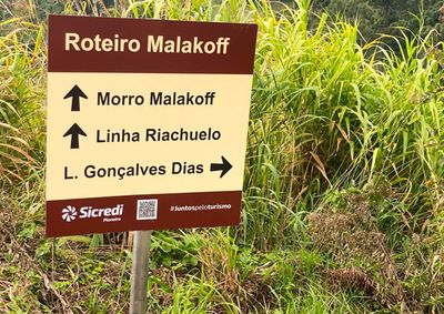 Entre as a&ccedil;&otilde;es est&aacute; a recoloca&ccedil;&atilde;o de placas de identifica&ccedil;&atilde;o tur&iacute;stica que estavam ca&iacute;das ou com sinaliza&ccedil;&atilde;o comprometida.