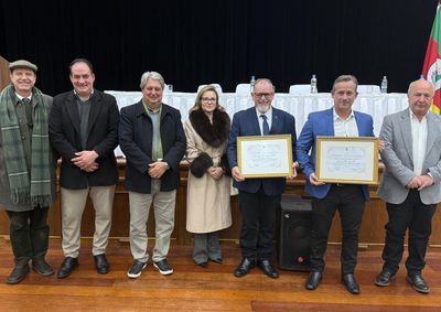 A honraria, foi proposta pelo Poder Executivo Municipal e aprovada pelo Legislativo nos termos dos Projetos de Lei 031/2026 e 032/2026.