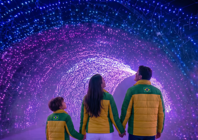 Experi&ecirc;ncia in&eacute;dita na Am&eacute;rica Latina une transmiss&atilde;o de jogo e espet&aacute;culo imersivo em parque iluminado.