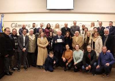 Homenagem reconhece trajet&oacute;ria marcada por contribui&ccedil;&otilde;es &agrave; vida p&uacute;blica e ao desenvolvimento do munic&iacute;pio em diferentes &aacute;reas.
