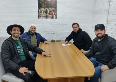 Participaram da reuni&atilde;o os secret&aacute;rios e equipes t&eacute;cnicas das pastas de Agricultura e de Obras e Servi&ccedil;os Urbanos, refor&ccedil;ando integra&ccedil;&atilde;o entre os setores.