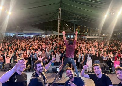 Desde a abertura, o evento tem atra&iacute;do grande p&uacute;blico &agrave; Pra&ccedil;a Jo&atilde;o Corr&ecirc;a, impulsionado pelo clima favor&aacute;vel e pela gastronomia colonial.