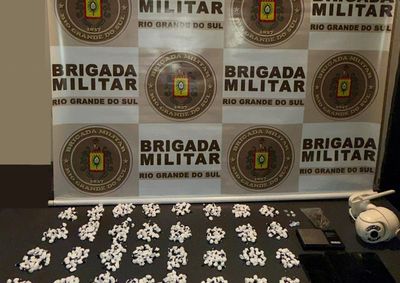 Durante a&ccedil;&otilde;es de pol&iacute;cia ostensiva no Bairro Jardim um homem, de 29 anos, e uma mulher de 30 anos, foram presos por tr&aacute;fico de drogas. 