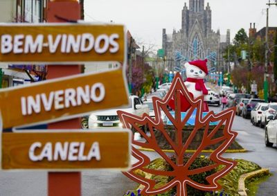 Ilumina&ccedil;&atilde;o c&ecirc;nica e elementos l&uacute;dicos marcam a identidade visual criada para o evento.