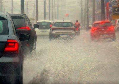 Previs&atilde;o indica chuva intensa, granizo, rajadas de vento e risco de eleva&ccedil;&atilde;o dos n&iacute;veis dos rios na regi&atilde;o.