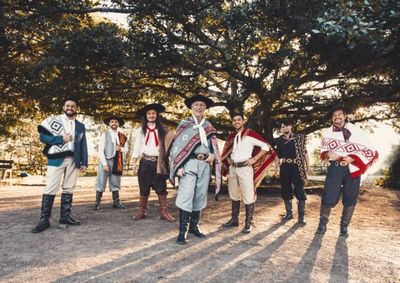 Uma cerim&ocirc;nia oficial ser&aacute; realizada a partir das 18h30, no Multipalco e, ap&oacute;s o ato inaugural, o conjunto ga&uacute;cho Os Serranos abre a programa&ccedil;&atilde;o art&iacute;stica.