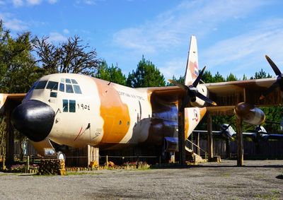 H&eacute;rcules C-130 localizado no Parque Jardim Secreto do Capit&atilde;o passa a reunir chocolates, cenografia e visita &agrave; cabine do piloto.