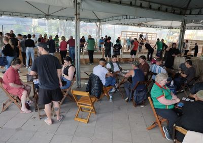 Nesta edi&ccedil;&atilde;o, a competi&ccedil;&atilde;o re&uacute;ne cerca de 100 participantes, distribu&iacute;dos em tr&ecirc;s modalidades: bocha em duplas, bocha em trios e canastra em duplas.