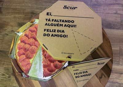 Com a campanha &ldquo;T&aacute; faltando algu&eacute;m aqui&rdquo;, clientes puderam presentear amigos com pizzas pelo delivery.