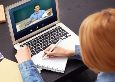 Com op&ccedil;&otilde;es que acompanham as transforma&ccedil;&otilde;es do mercado, forma&ccedil;&otilde;es a dist&acirc;ncia oferecem flexibilidade para quem deseja se qualificar.