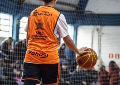 Ao todo, 12 equipes participaram da competi&ccedil;&atilde;o, sendo oito no naipe masculino e quatro no feminino.