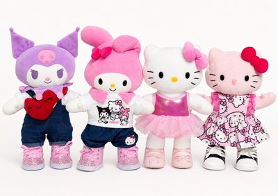 Hello Kitty e suas amigas retornam &agrave;s lojas com uma cole&ccedil;&atilde;o completa de pel&uacute;cias.