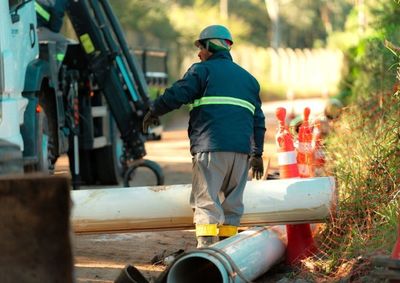 No munic&iacute;pio, avan&ccedil;am as obras de expans&atilde;o do sistema de esgotamento sanit&aacute;rio nos bairros Ip&ecirc; Amarelo, Vila Moura e V&aacute;rzea Grande.