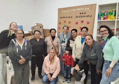 Atividade reuniu fam&iacute;lias acompanhadas pelo servi&ccedil;o para debater a import&acirc;ncia dos relacionamentos saud&aacute;veis e o combate &agrave; viol&ecirc;ncia contra a mulher.