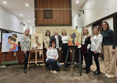Programa&ccedil;&atilde;o do Agosto Lil&aacute;s reuniu palestra, visita institucional e exposi&ccedil;&atilde;o art&iacute;stica no munic&iacute;pio.