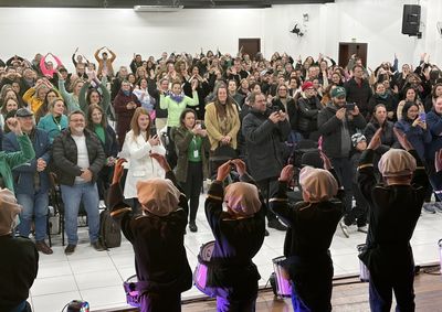 A programa&ccedil;&atilde;o de abertura come&ccedil;ou com a apresenta&ccedil;&atilde;o de estudantes da escola CAIC, que emocionaram o p&uacute;blico ao interpretar can&ccedil;&otilde;es em Libras.