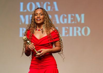 Artista paulistana interpreta advogada envolvida em caso inspirado em &Acirc;ngela Diniz no drama 'Pele de Rinoceronte'.