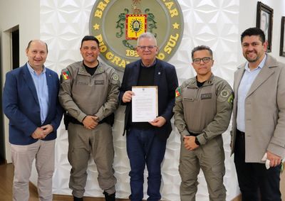 Prefeito, vice e deputado tiveram reuni&atilde;o com o Comando Geral da corpora&ccedil;&atilde;o na segunda-feira, dia 10 de agosto, em Porto Alegre.