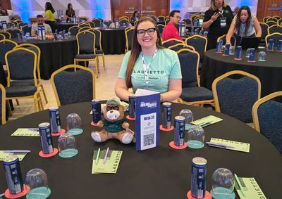 Supervisora comercial representa a Laghetto em evento voltado ao relacionamento com agentes de viagens e apresenta&ccedil;&atilde;o de novidades.